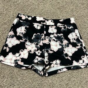 Floral shorts
Zipper closure on side
Pockets
